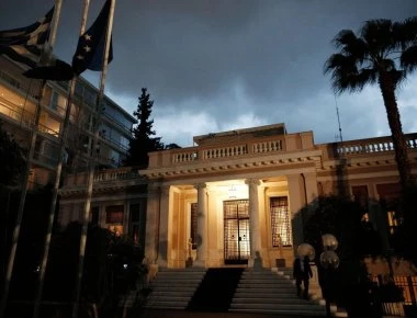 Μαξίμου για Μητσοτάκη: «Aντί να πουλά φύκια για μεταξωτές κορδέλες να δώσει εξηγήσεις για το Σκοπιανό»